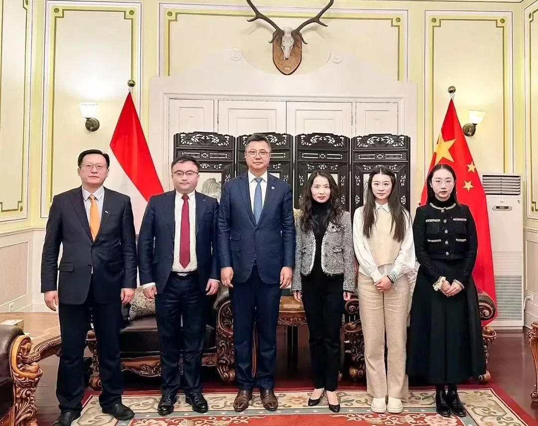 迅鐳激光董事長拜會匈牙利國家議會副主席歐拉·勞約什、中國駐匈牙利使館公使銜參贊陳奕薇(圖3)