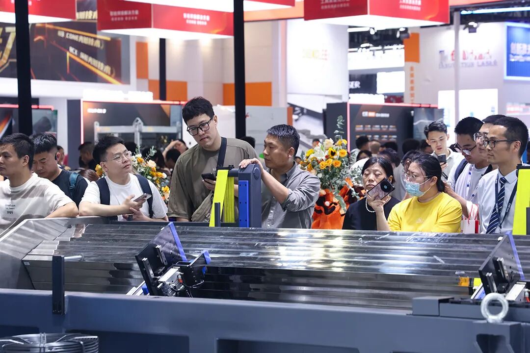 展會(huì)直擊｜迅鐳激光展臺(tái)閃耀2025上海工博會(huì)！(圖19)